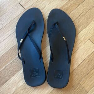 Worn once- REEF sandals Sz 8